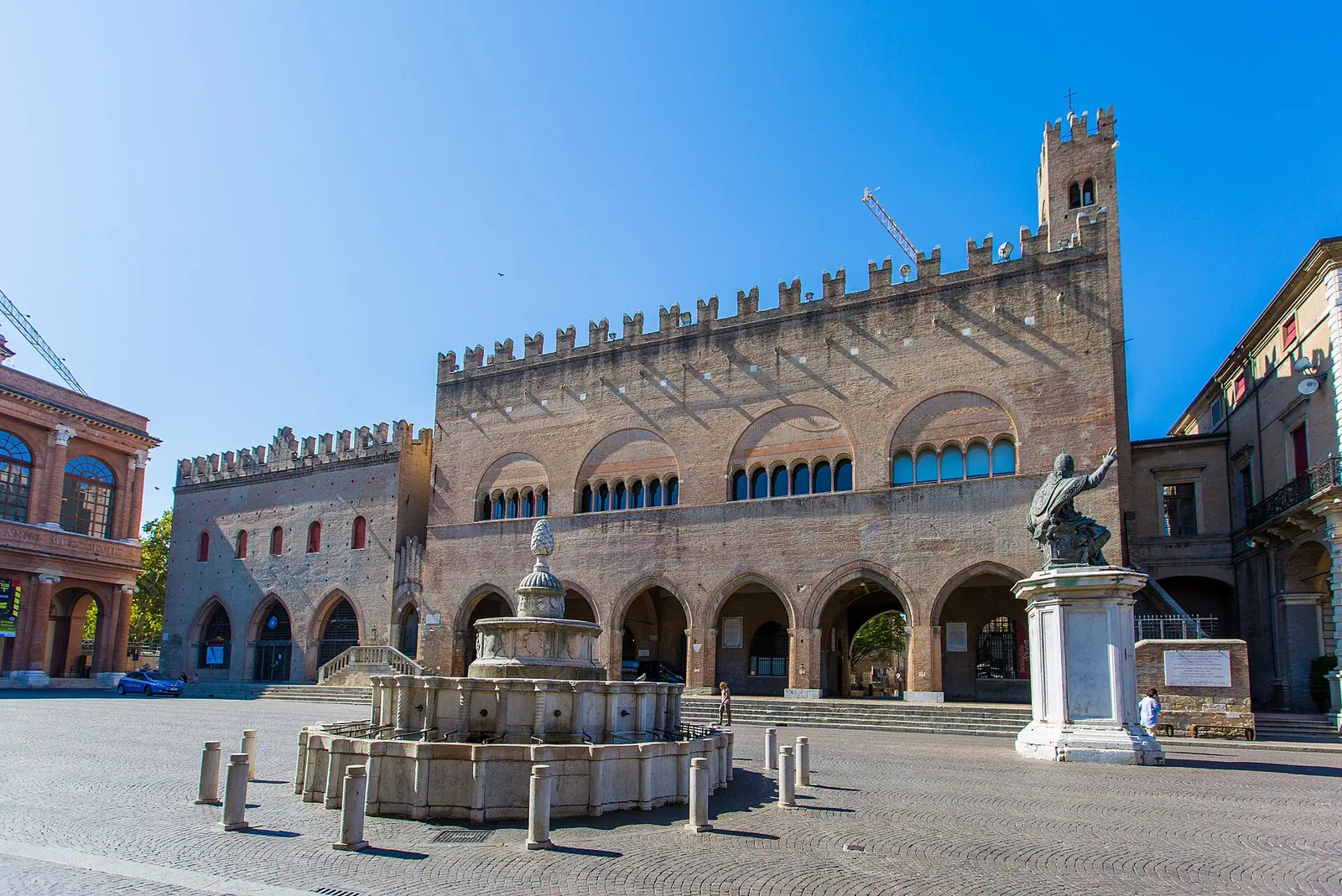 La Fontana della Pigna e la statua di Paolo V in piazza Cavour a Rimini, davanti ai palazzi medievali merlati