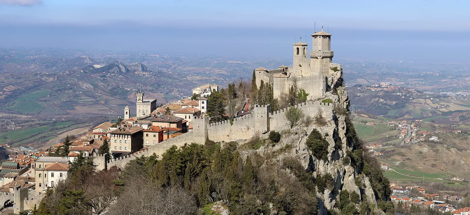 La Guaita, prima torre di San Marino, sulla rupe del Monte Titano, con le mura e i tetti del centro storico a sinistra