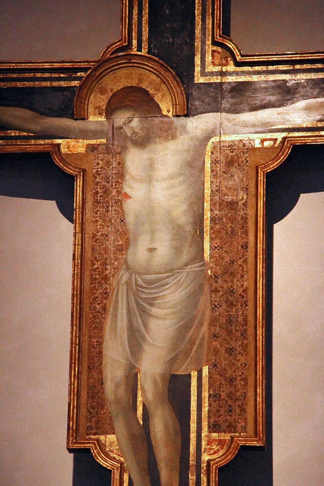 Il Crocifisso di Giotto nel Tempio Malatestiano di Rimini, con il Cristo su fondo dorato