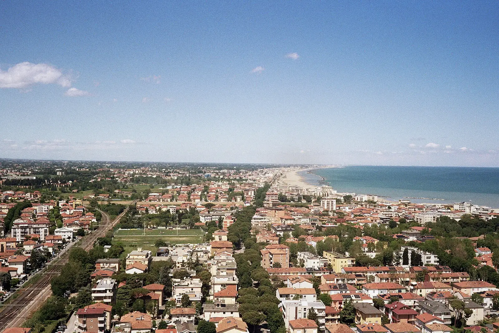 Le littoral de Rimini vu en hauteur, avec les quartiers proches de la voie ferrée et la longue plage sur l'Adriatique