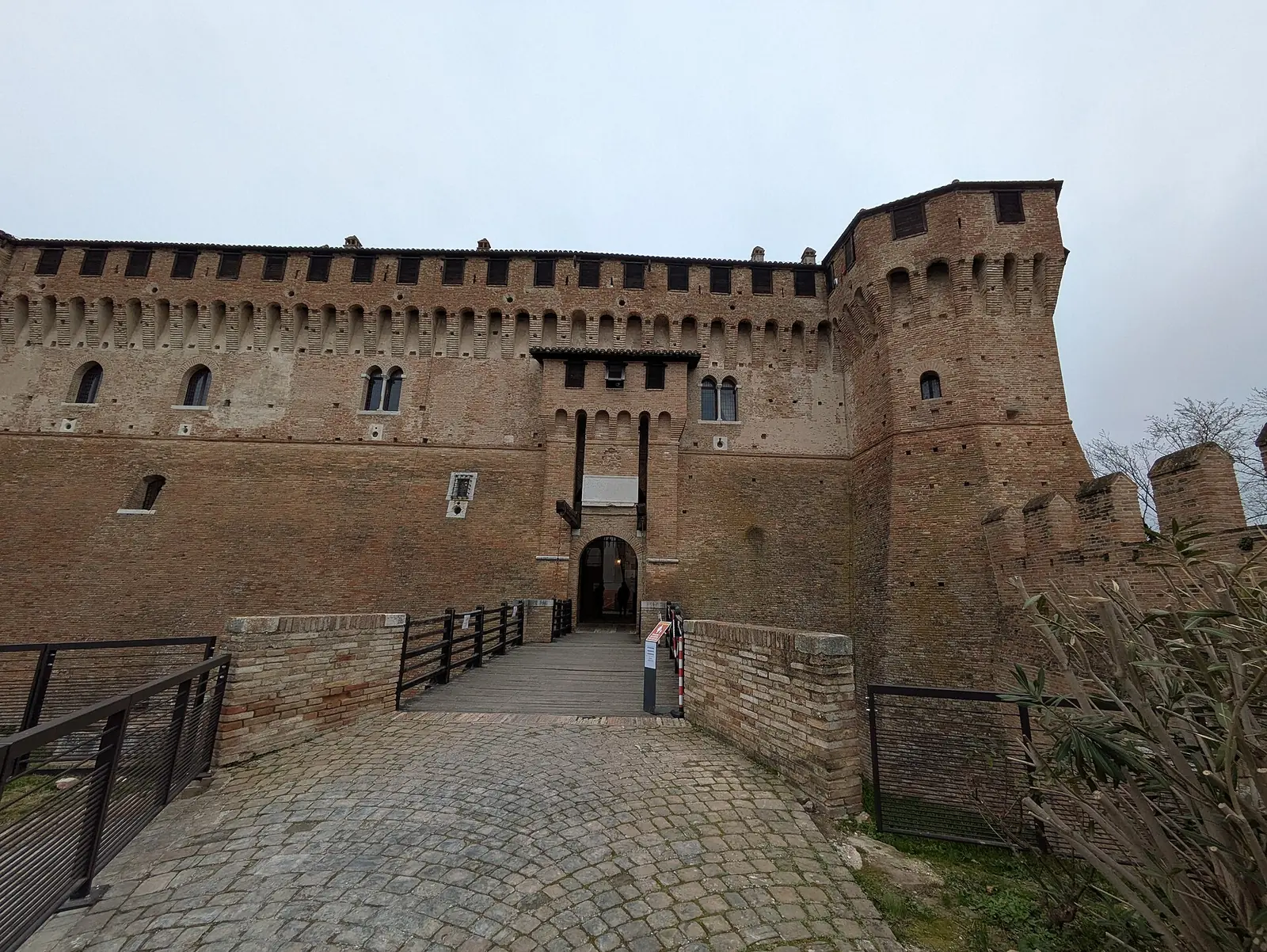 La facciata della Rocca di Gradara con il ponte che porta all'ingresso e la torre d'angolo a destra