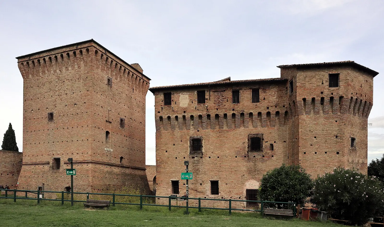 I due torrioni in mattoni della Rocca Malatestiana di Cesena visti dal prato davanti alla rocca