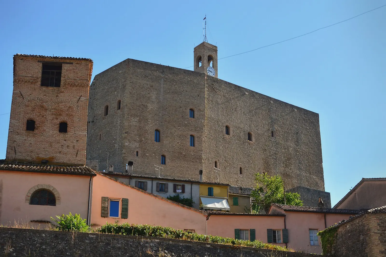 La mole squadrata della Rocca Malatestiana di Montefiore Conca sopra le case del paese