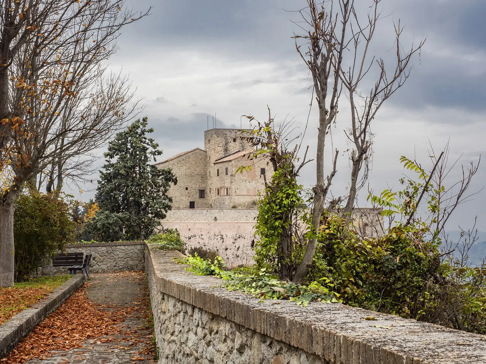 La Rocca Malatestiana di Verucchio in fondo al viale alberato che la raggiunge, con le foglie d'autunno a terra