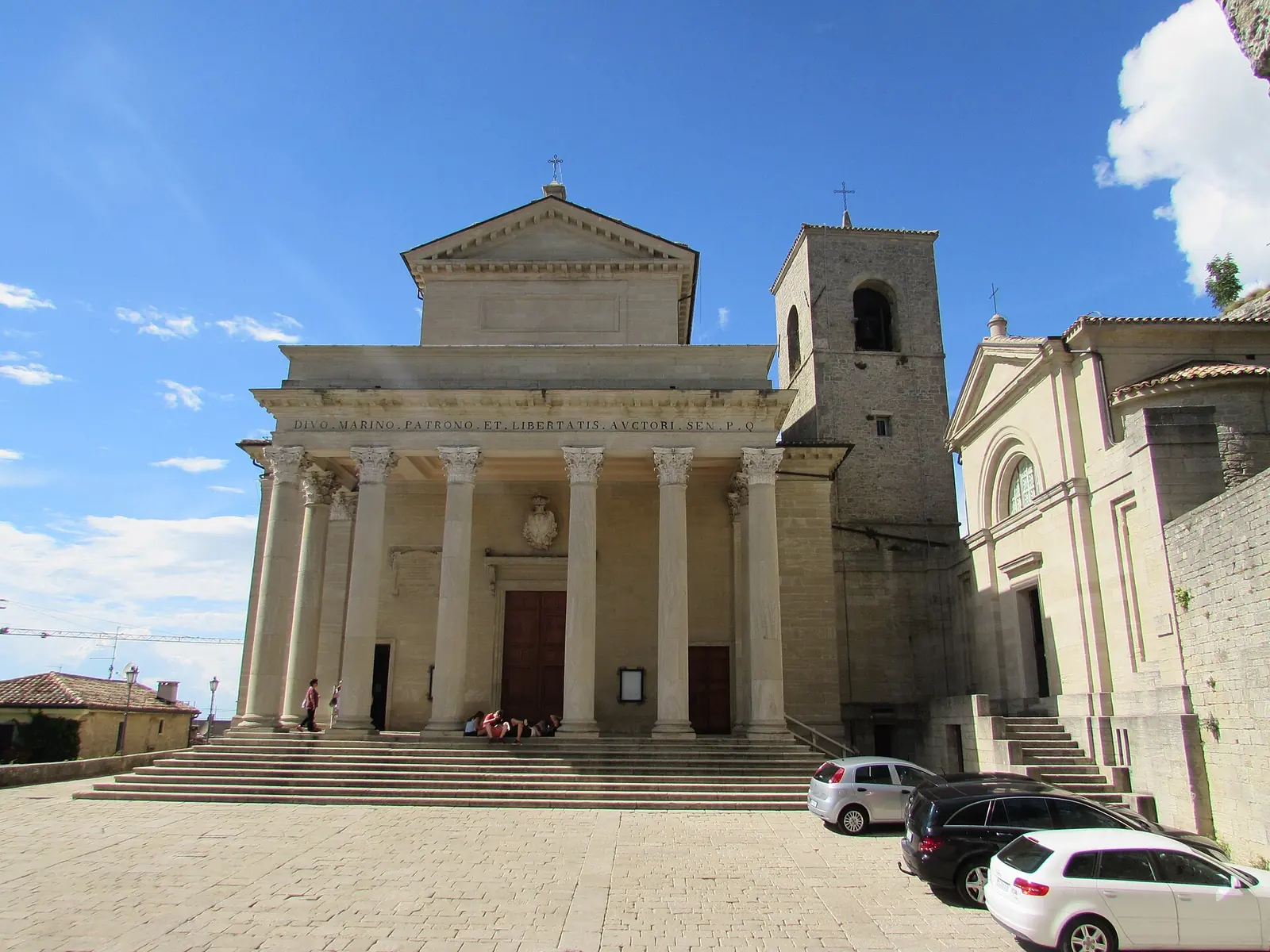 La façade néoclassique de la Basilica del Santo à San Marino, avec le portique à colonnes, le fronton et le clocher