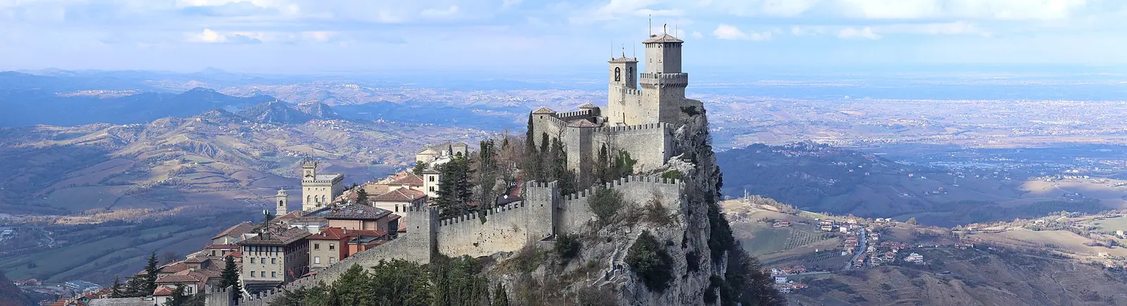 La Guaita, première tour de San Marino, sur le rocher du Monte Titano, avec les remparts et le centre historique vus de la Cesta