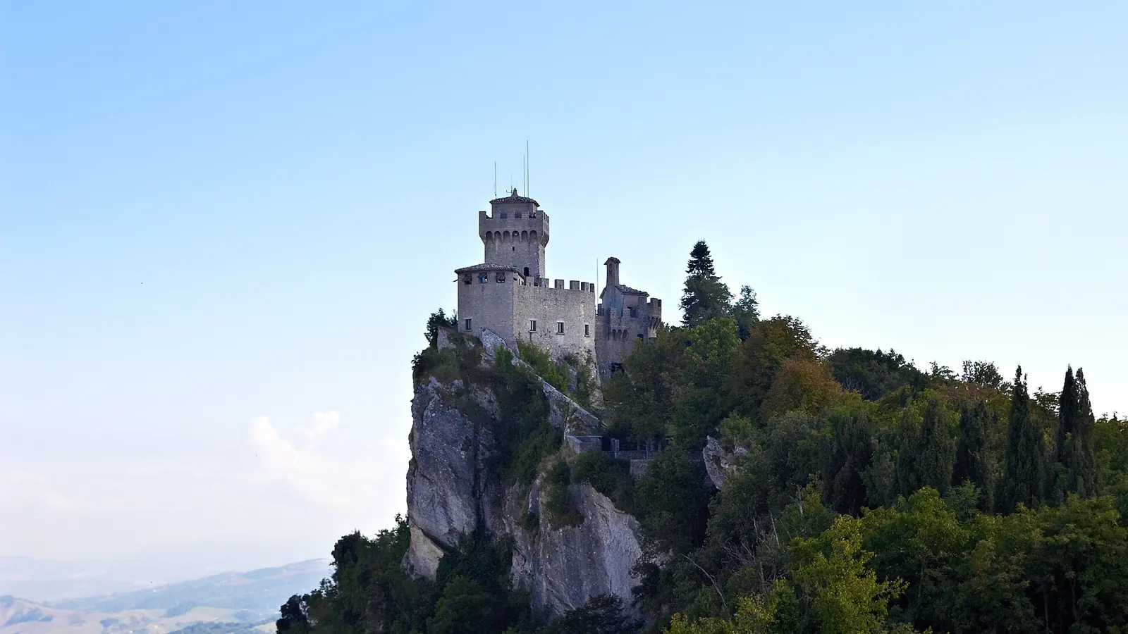 La Seconda Torre de San Marino, la Cesta, sur un rocher boisé du Monte Titano, avec les collines au loin