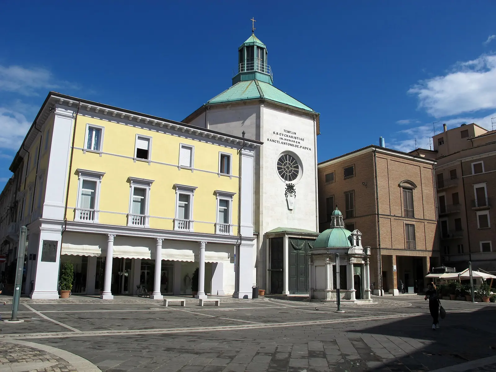 Die Chiesa dei Paolotti mit grüner Kuppel und davor das kleine achteckige Tempietto di Sant'Antonio auf der Piazza Tre Martiri in Rimini