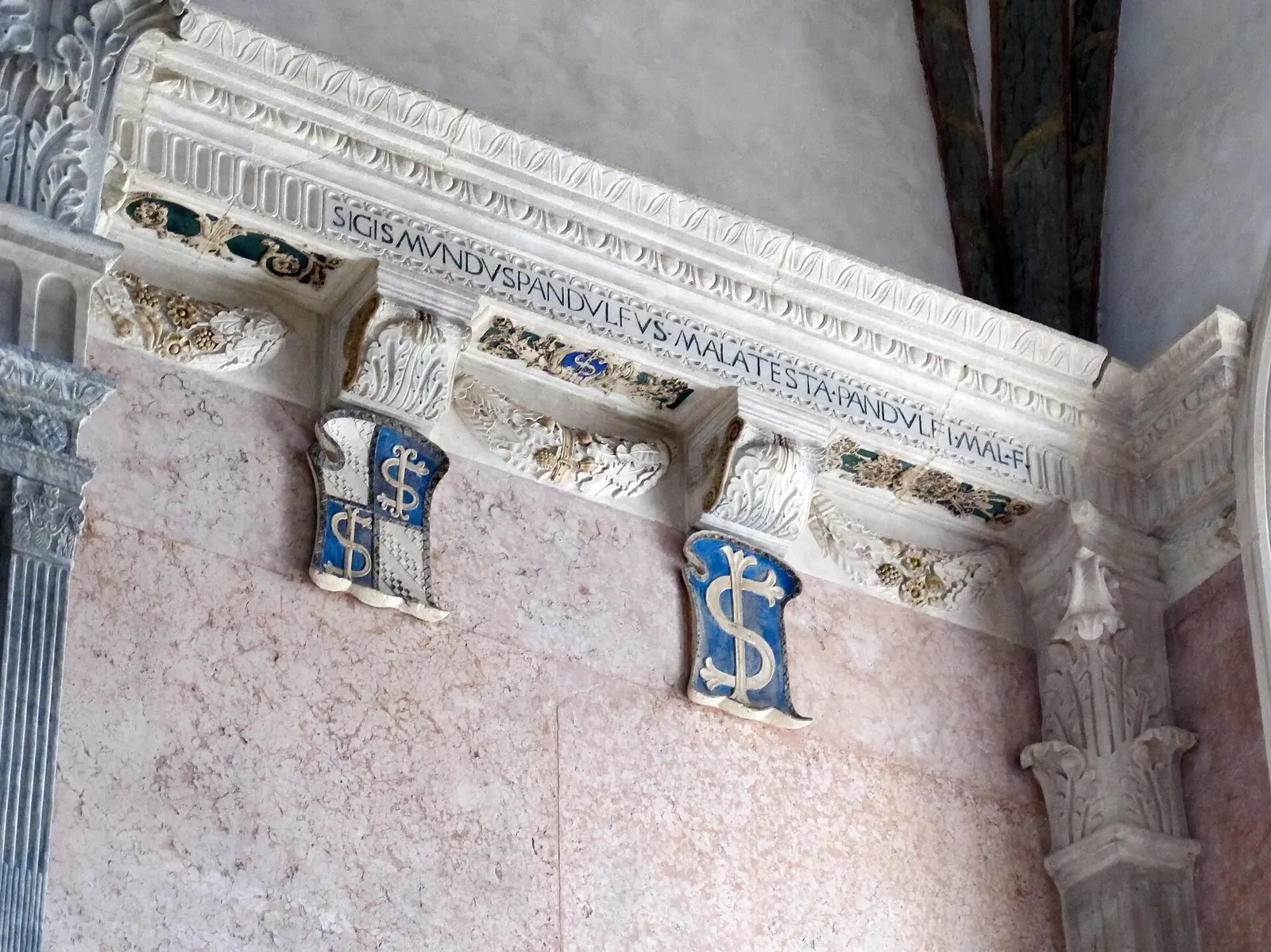Die Einfassung mit Sigismondos Inschrift und zwei blauen Schilden mit verschlungenem Buchstaben im Tempio Malatestiano in Rimini