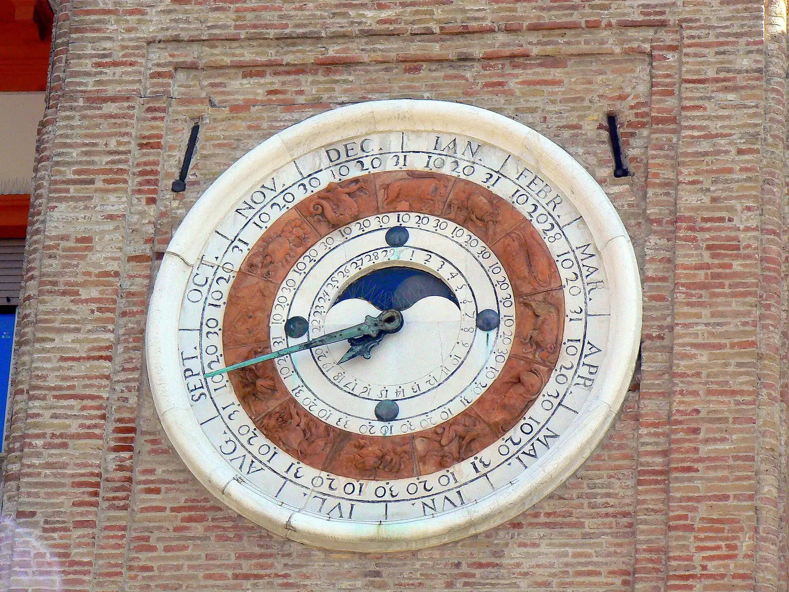 Das astronomische Zifferblatt des Uhrturms in Rimini mit Tierkreiszeichen, Monaten und Mondphasenanzeige