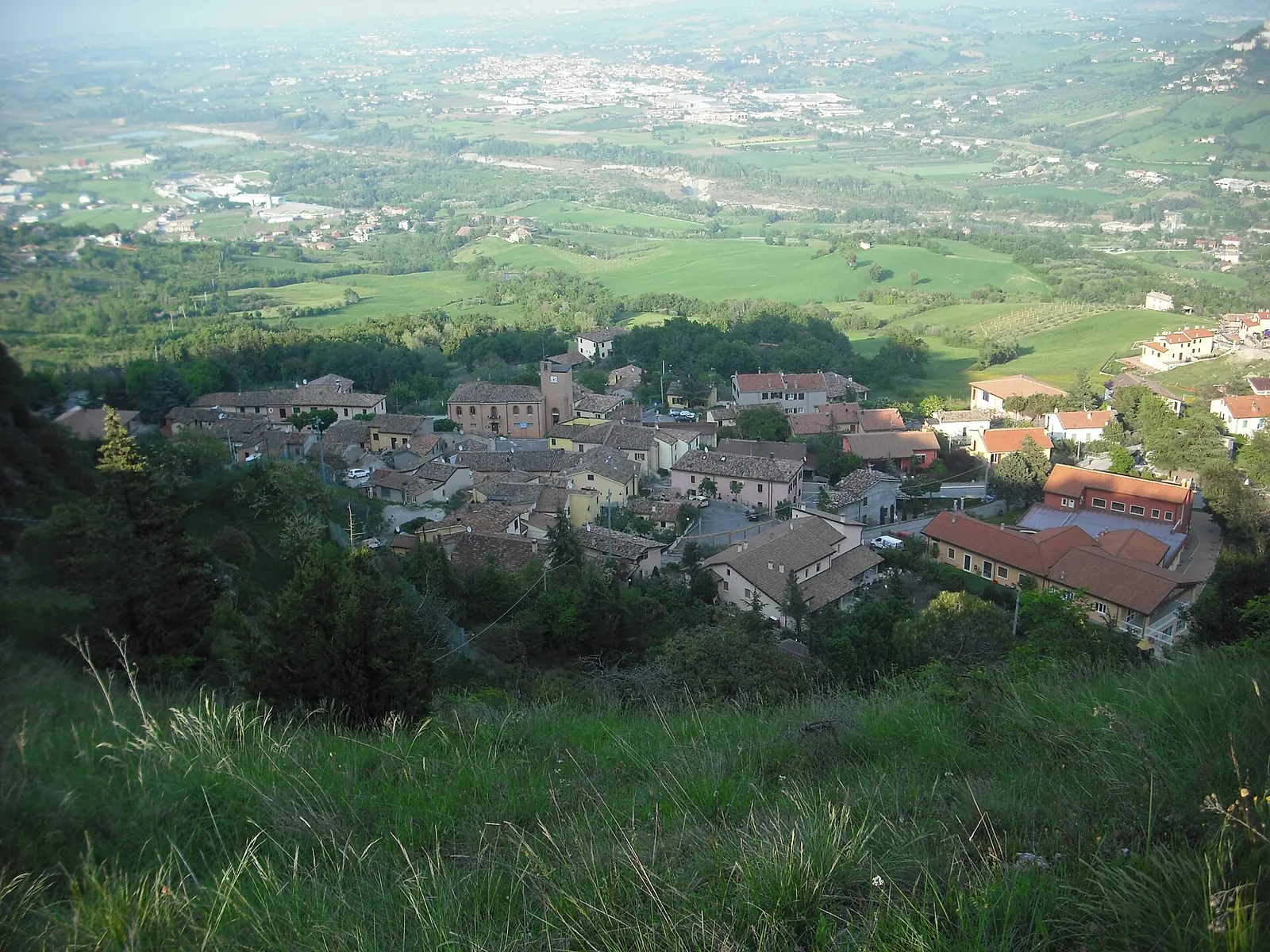 Il paese di Torriana visto dall'alto, con la valle del Marecchia: la strada per Montebello lo attraversa e prosegue per 3 km