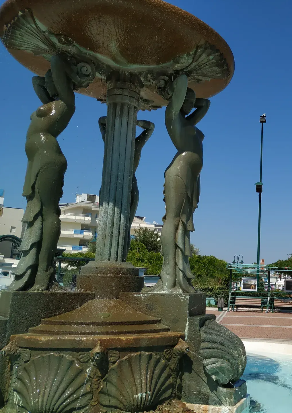 La Fontana delle Sirene in piazza Primo Maggio a Cattolica, con le statue in bronzo che reggono la vasca