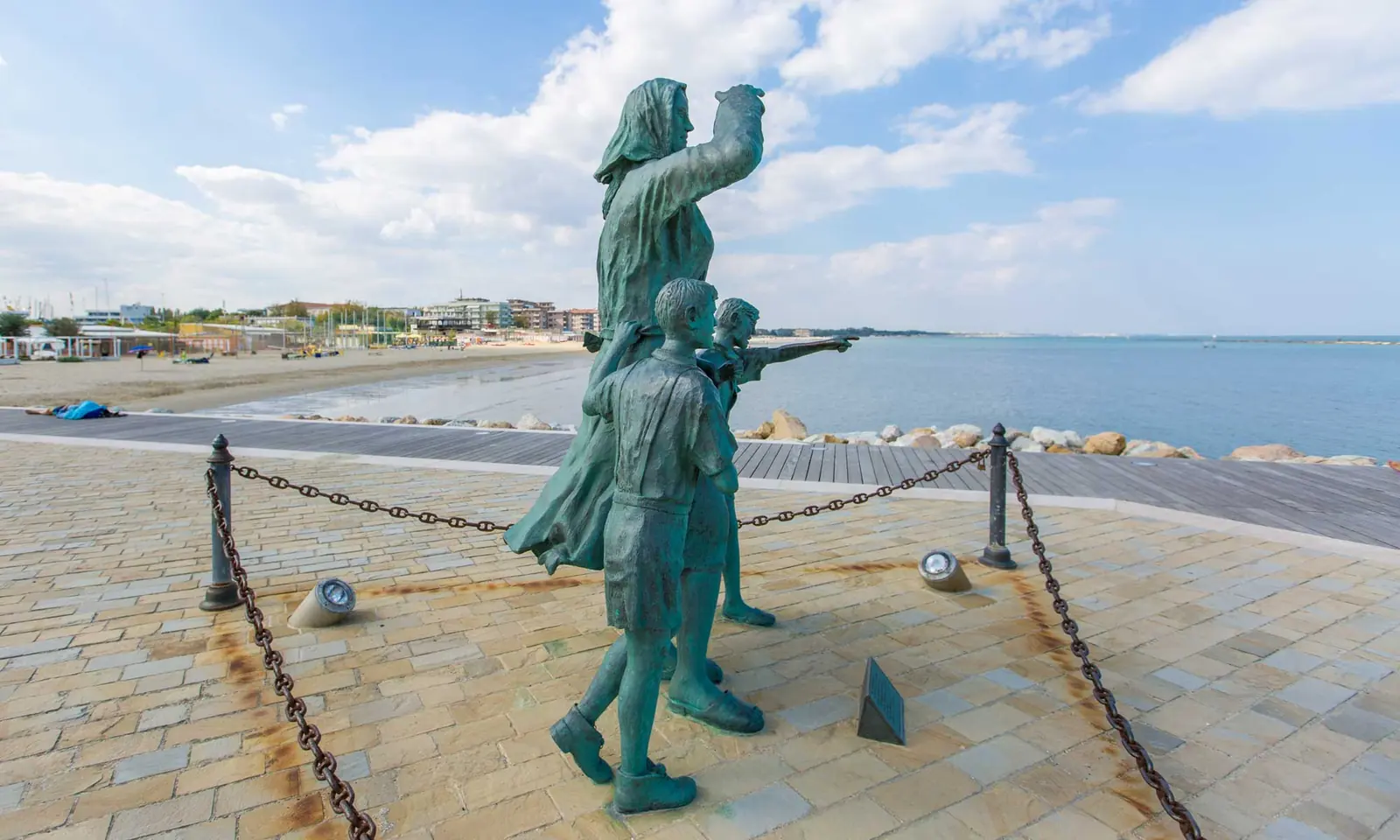 Il monumento alle Spose dei marinai di Cesenatico, una donna con due figli in bronzo che guardano il mare