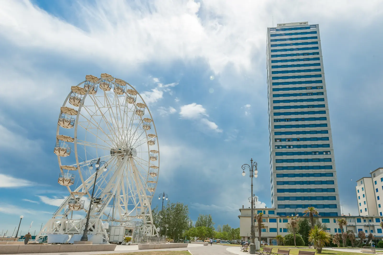 La ruota panoramica e il Grattacielo di Cesenatico sotto un cielo di nuvole