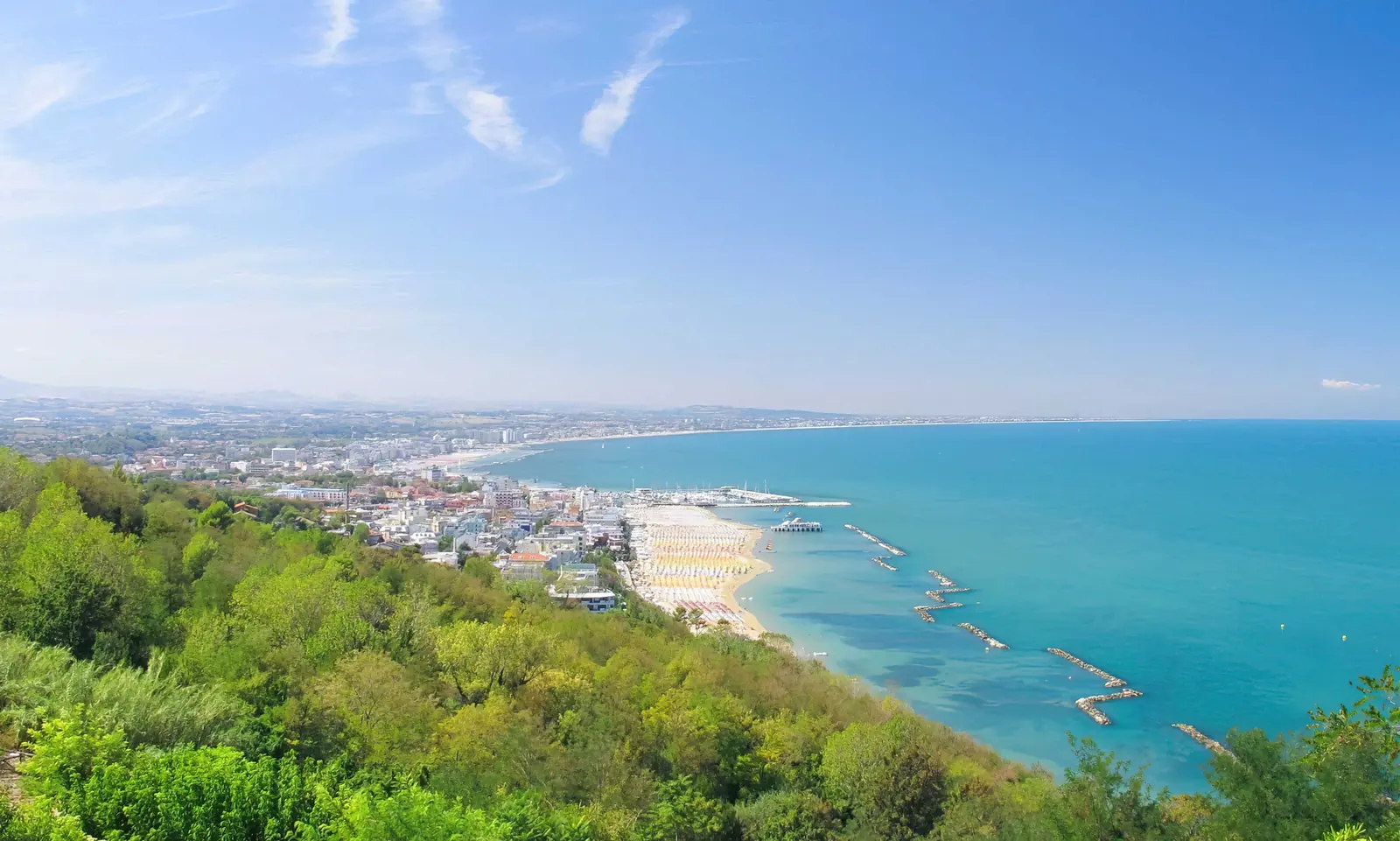 Gabicce Mare e la baia verso Cattolica e Riccione vista dal monte, fra la vegetazione e il mare turchese