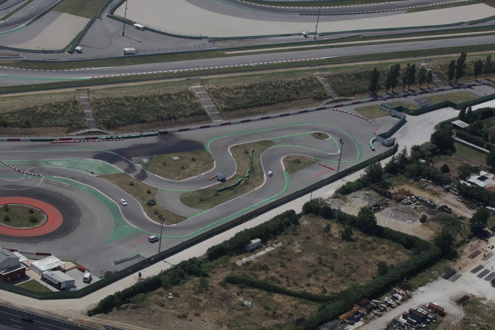 Il circuito di Misano dall'alto, con il rettilineo in alto e una pista minore con le curve strette