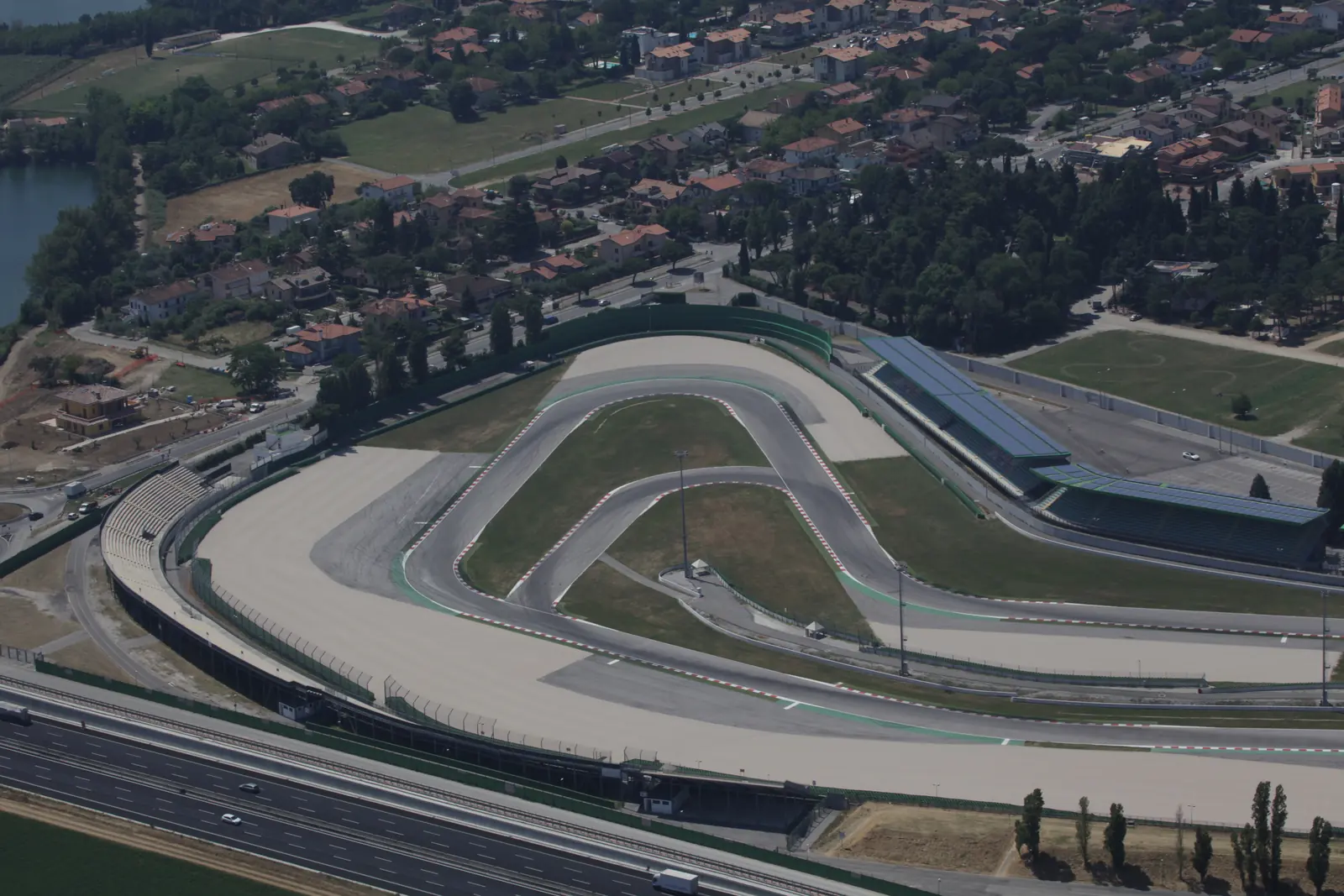 Il tracciato del Misano World Circuit dall'alto, con le curve, le tribune e l'autostrada accanto
