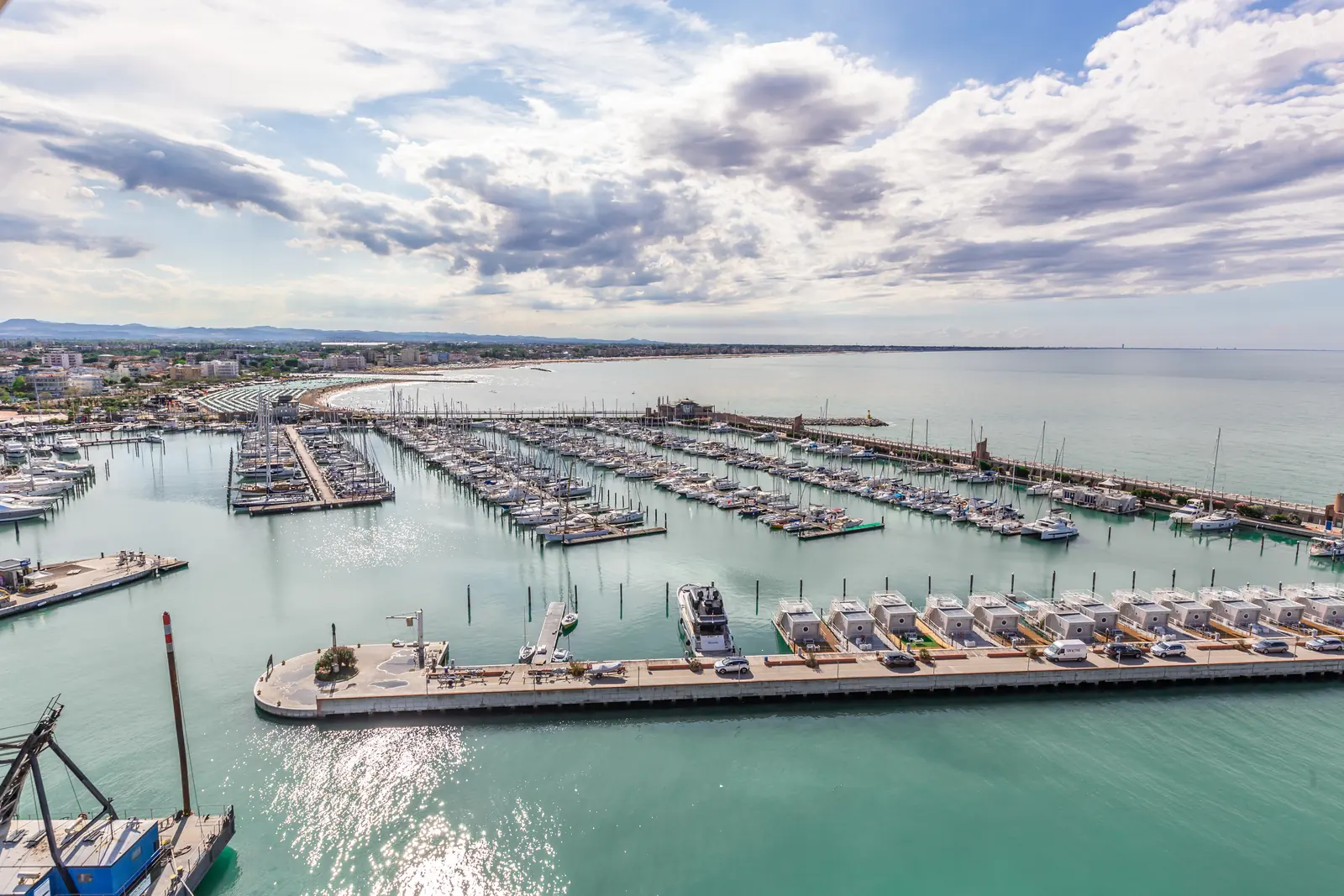 La darsena di Rimini vista dall'alto, con i pontili pieni di barche a vela e il mare