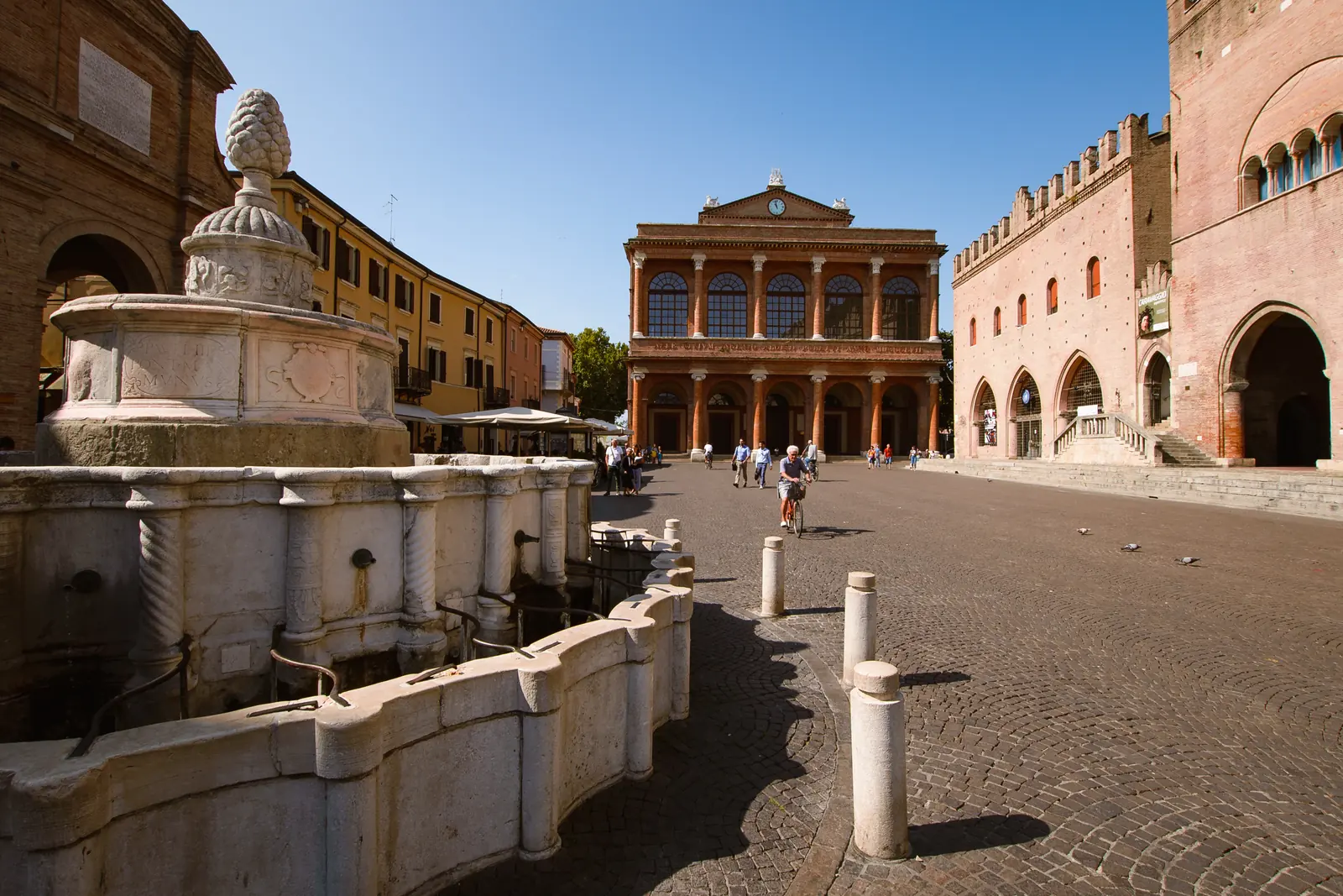 La Fontana della Pigna in piazza Cavour a Rimini, con il Teatro Galli sul fondo e il Palazzo dell'Arengo a destra