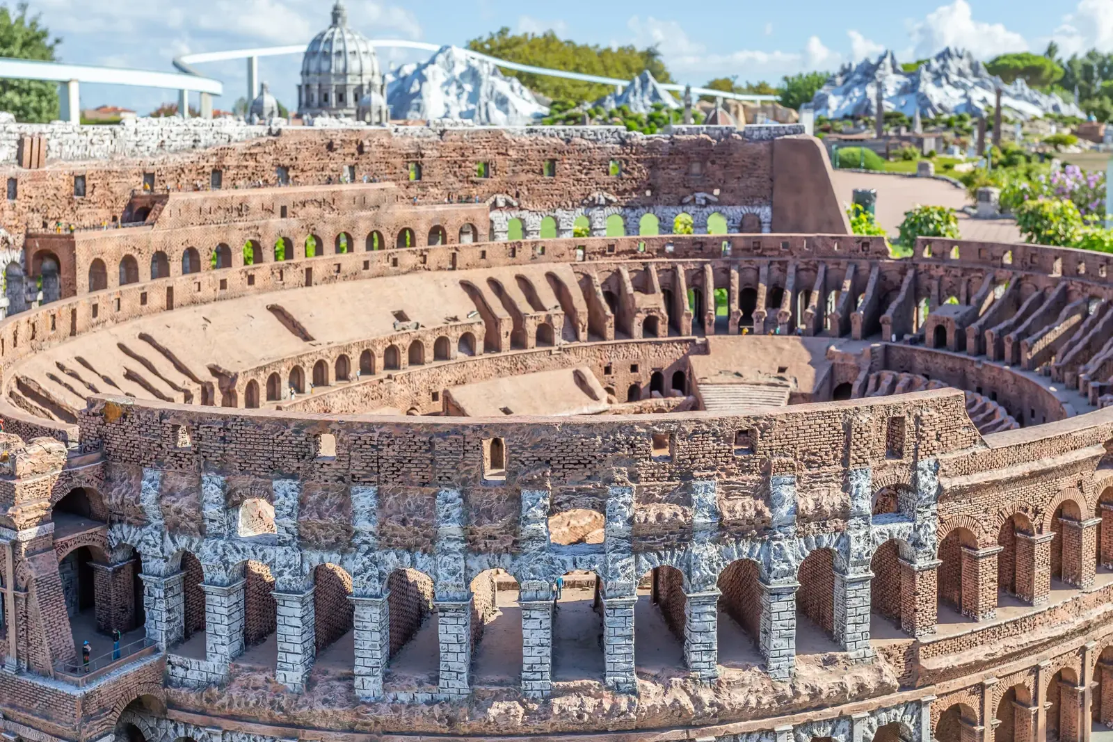 Il Colosseo in miniatura visto dall'alto, con le arcate esterne e le gradinate interne