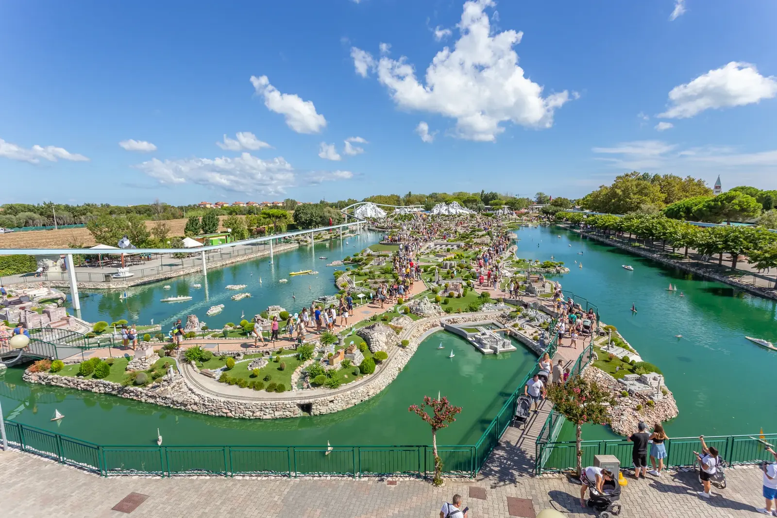 Italia in Miniatura dall'alto, con il plastico della penisola nel lago e i visitatori sul percorso