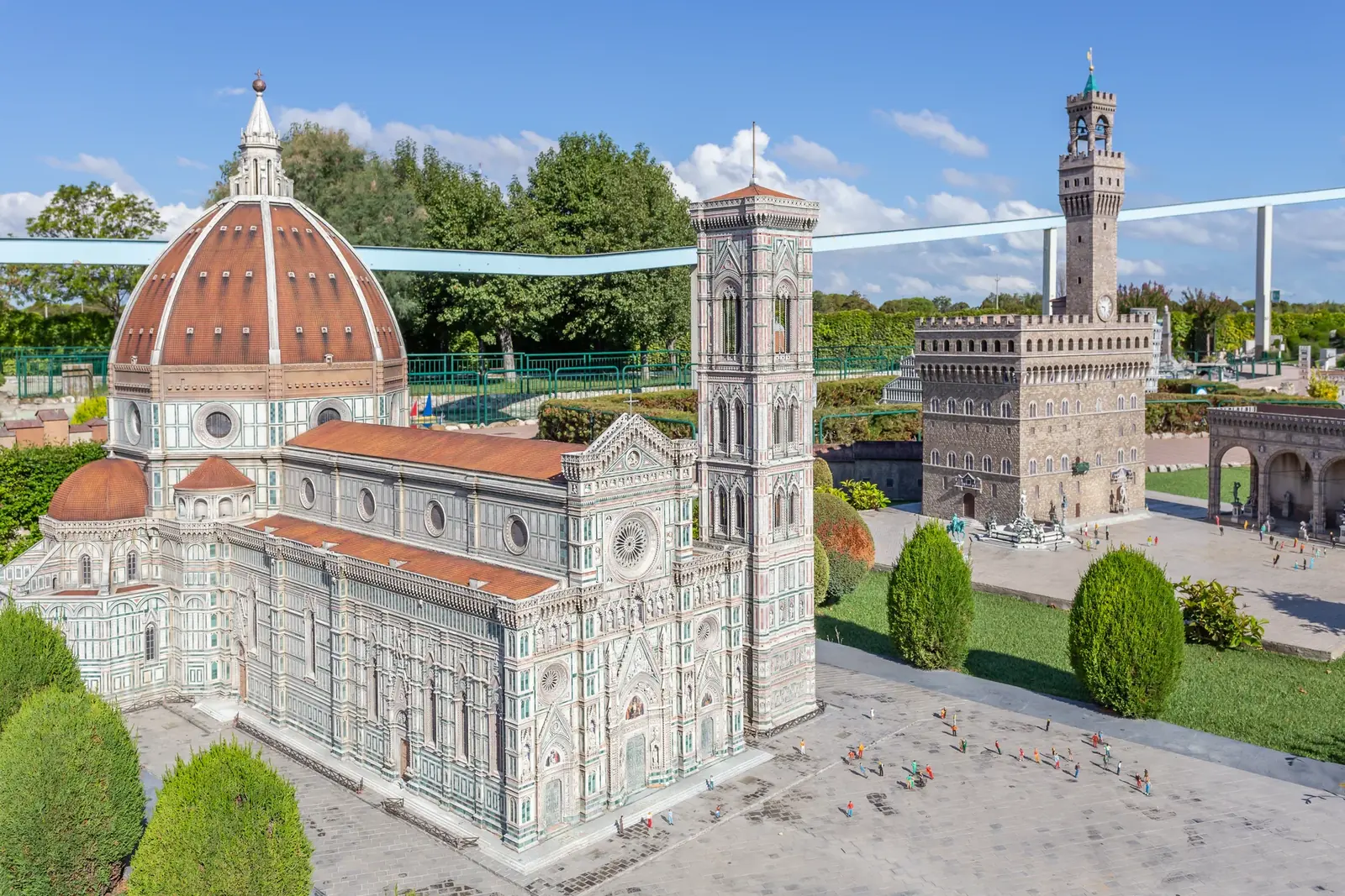 Il Duomo di Firenze con il campanile di Giotto e Palazzo Vecchio, in miniatura fra le siepi del parco
