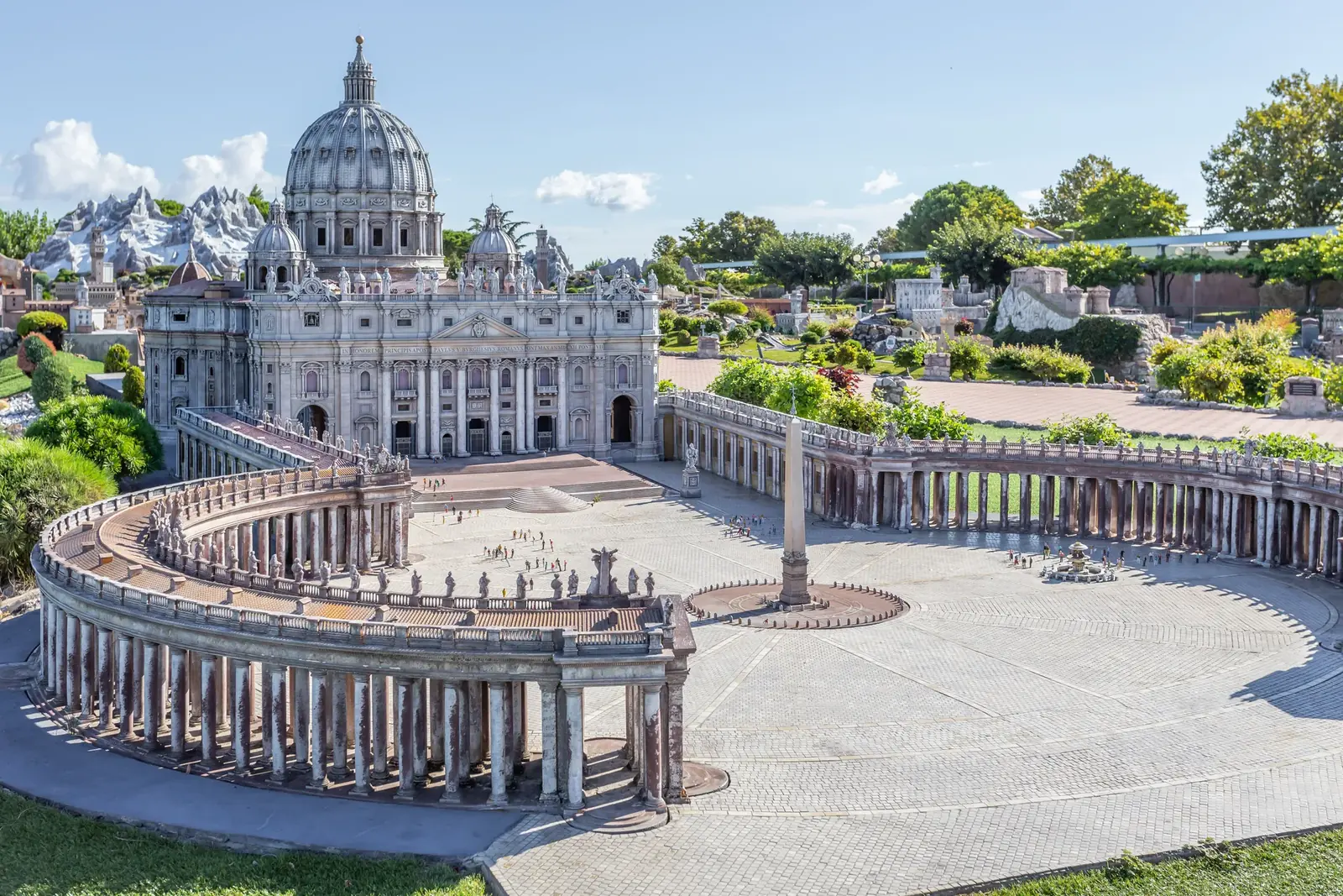 Piazza San Pietro in miniatura a Italia in Miniatura, con la basilica, il colonnato e l'obelisco