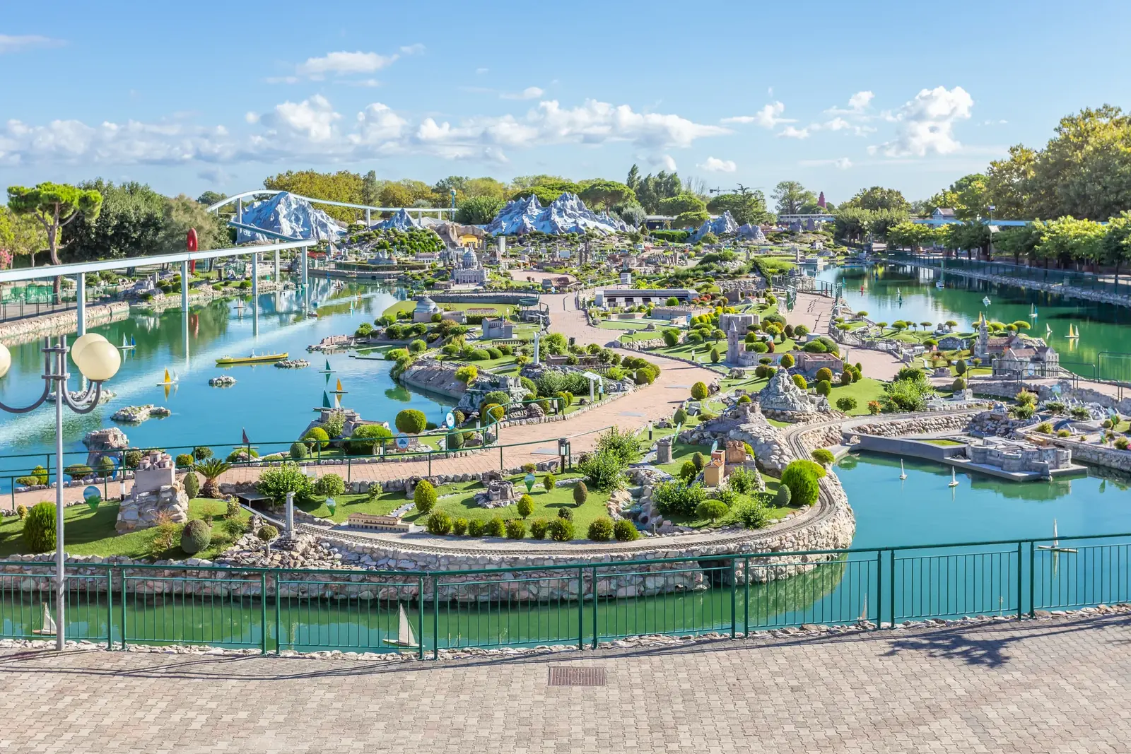 Il plastico dell'Italia nel lago di Italia in Miniatura, con le regioni, le città in scala e le barchette