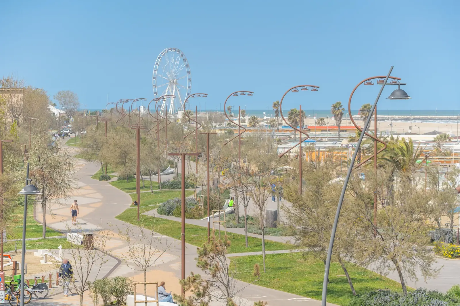 Il Parco del Mare a Rimini visto dall'alto, con i vialetti fra gli alberi, i lampioni e la ruota panoramica