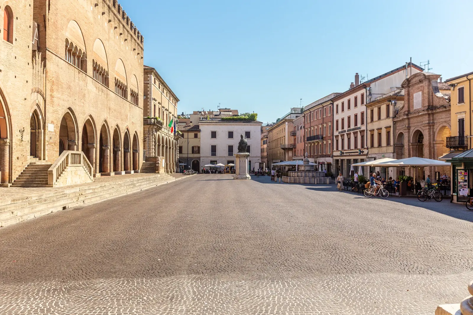 Piazza Cavour a Rimini, con le arcate del Palazzo dell'Arengo, la statua di Paolo V e i palazzi del centro