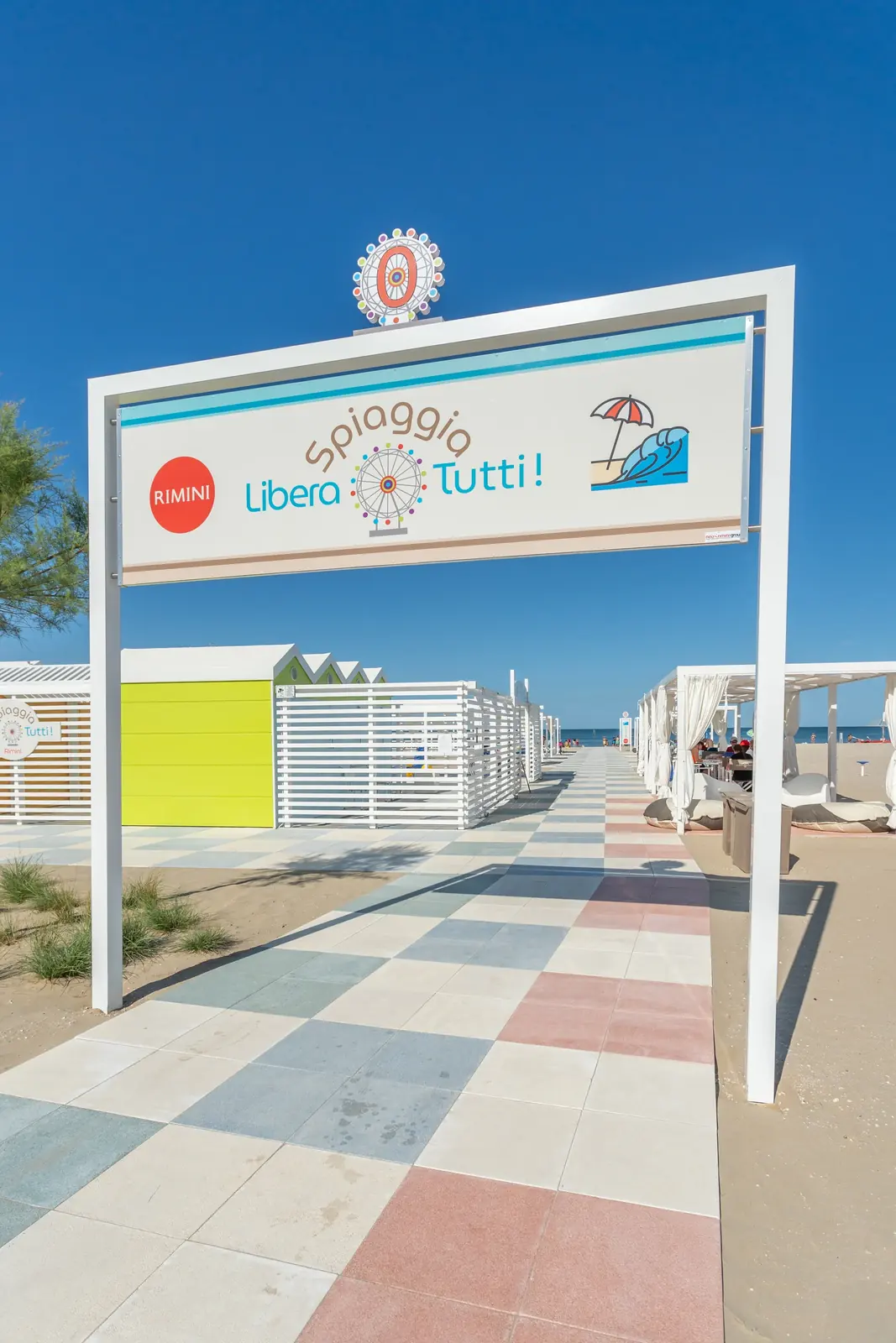 L'ingresso della spiaggia libera «Spiaggia Libera Tutti!» di Rimini, con il camminamento a riquadri colorati verso il mare