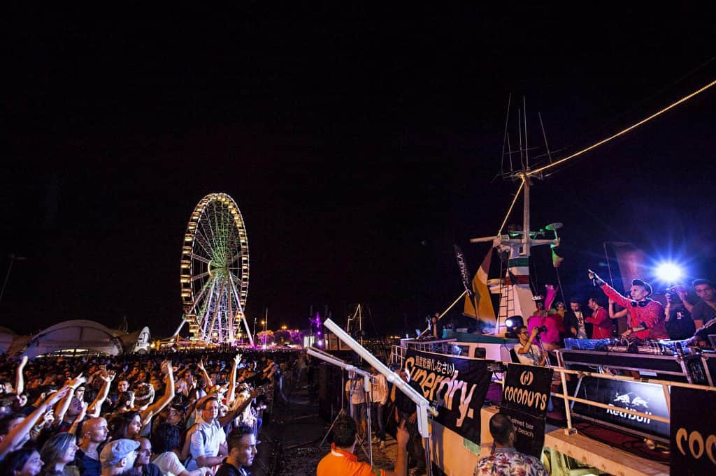 MOLO STREET PARADE 2013, PORTO CANALE di Rimini 29/06/2013 - DJ set & sardoncino, 12 pescherecchi con 80 DJ e 100 pescatori sulle plance lungo il chilometro del porto canale di Rimini e lungo il chilometro di lungomare-nella photo un momento della serata (ph © GIORGIO_SALVATORI)