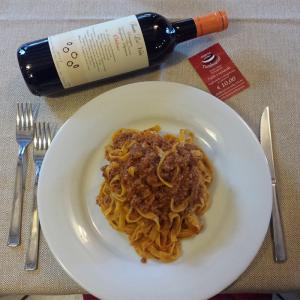 tagliatelle al ragù in una osteria di bellaria