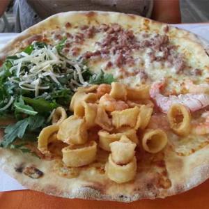 Pizza con pesce in un ristorante di Bellaria