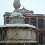 Fontana della pigna sotto la neve a Rimini