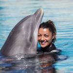 Addestratrice di delfini nel parco Oltremare di Riccione